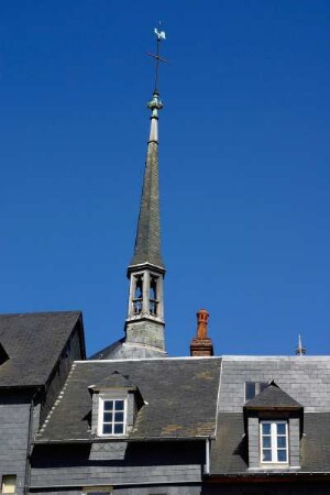 Frankreich. Basse Normandie. Calvados. Honfleur. Quai Sainte Catharine. Hausfassaden und Turm Kirche Sainte Catharine
