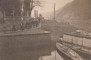 Elbschiffer, Schifferfest in Herrnskretschen, Festzug auf der Brücke an der Kamnitzmündung mit drei Schiffervereinsfahnen