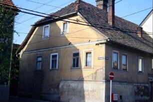 ehemaliges Backhaus; verputztes Fachwerkhaus mit Krüppelwalmdach