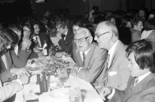 24. Tagung 1974 Chemiker; Studentenabend mit den Nobelpreisträgern: Tisch mit Adolf Butenandt, Graf Lennart Bernadotte
