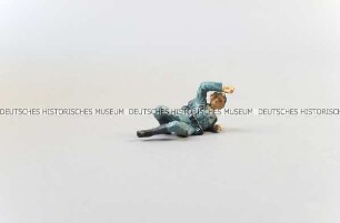 Massefigur: Französischer Soldat liegend einen Kolbenschlag abwehrend