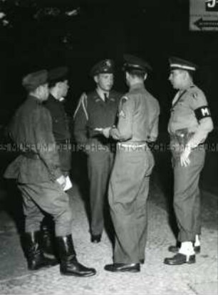 Zwei betrunkene sowjetische Soldaten sind versehentlich in den amerikanischen Sektor gefahren und dort von der Military Police aufgegriffen worden