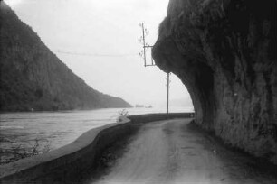 Moldova Veche [Altmoldowa, Banat]: Straße am Kazan-Eingang