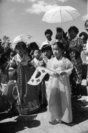 Seoul, Südkorea 1988, vor der Olympiade üben kleine Kinder in Nationaltracht ihre Beteiligung an der Eröffnungszeremonie