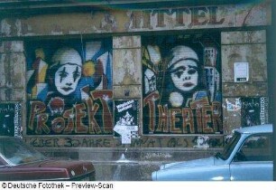 Dresden-Neustadt, Louisenstraße 49. Ehem. Lebensmittelladen. Rolladen mit Graffiti "PROJEKT THEATER". Straßenansicht