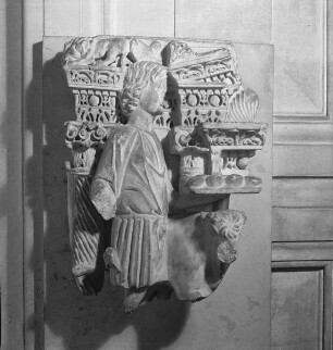 Fragment eines Sarkophages mit einem Opferdiener