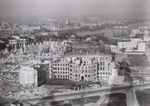 Dresden. Blick vom Rathausturm über die Ruine des Landhauses und die teilweise beräumte Innenstadt nach Nordosten zum Albertinum