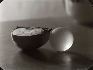 stilleben. kugel & apfel