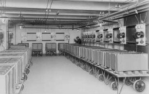Ladestation für Elektromobil-Sammler : Technikgeschichte | Physik | Elektrizität | Akkumulatoren