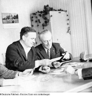 Porträt; Artur Hofmann mit sowjetischem Konstrukteur; Jürgen Gärtner I. Preis Mathe