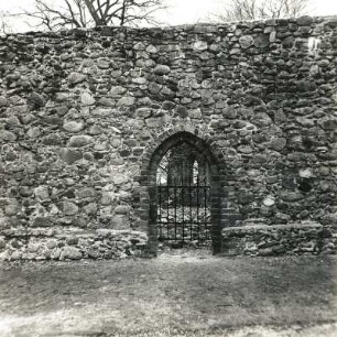 Bad Muskau. Ruine der Bergkirche (1346 erwähnt). Westwand mit Portal