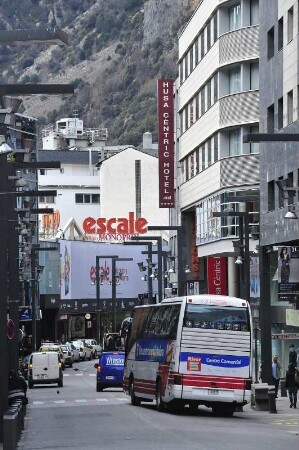 Andorra la Vella - Straßenverkehr : Straßenverkehr in einer engen Geschäftsstraße, aufgenommen im Geschäftszentrum der Hauptstadt Andorra la Vella am 17. April 2012