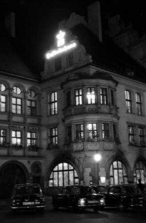 München: Platzl-Programm, Hofbräuhaus, außen bei Nacht