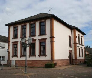 Ehem. Schule (Massivbau); Hainburg, Krotzenburger Straße 23