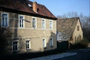Hof am Dorfrand, der früher vermutlich einmal die Gastwirtschaft besaß, das hintere Haus mit Tanzsaal (?)
