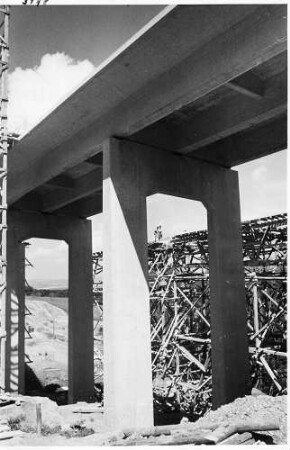 Franzosenschluchtbrücke (L1213), km 162,447 Fahrbahn Stuttgart - Ulm fertig, Fahrbahn Ulm - Stuttgart im Bau
