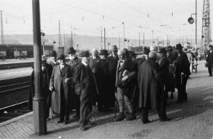 Gruppe am Bahnsteig : Eine Gruppe von Männern an einem Bahnsteig, vermutlich in Naumburg