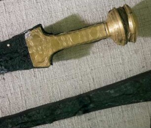 Athen. Archäologisches Nationalmuseum. Bronzeschwert aus Kuppelgrab Dendra bei Midéa. Goldbeschlagener Griff, Knauf aus Elfenbein