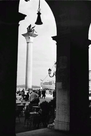 Reisefotos Italien. Venedig. Blick aus Säulenarkaden zur Säule mit Markuslöwen (Colonne di Marco) auf dem Piazetta