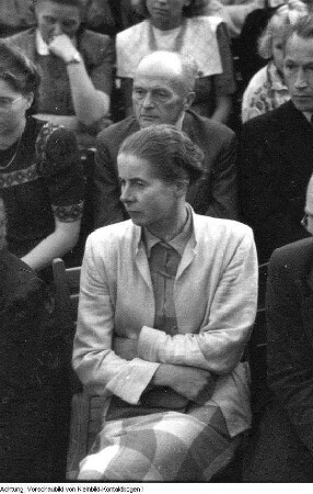 Dresden. Jugendhilfswerk "Jugendfreude", Veranstaltung, unter den Gästen die Malerin Eva Schulze-Knabe, Mai 1948