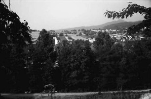 Dottingen: Gemeinde mit Kirchturm; von Süden
