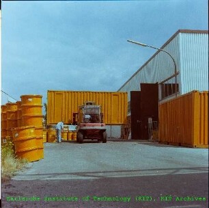 Abgestellte Fässer für schwach- und mittelradioaktive Abfälle und Container im Außenbereich der Hauptabteilung Dekontaminationsbetriebe (HDB)