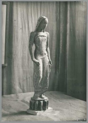Gewandfigur, 1920, Gips, mit Aquarellfarben bemalt und mit Pastellfarben überfasst