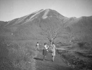 Blick von der japanischen Kantō-Ebene zum Mount Akagi (Akagi-yama) : Ansicht mit Mädchen auf einem Weg