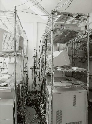 Sächsische Landesbibliothek - Staats- und Universitätsbibliothek Dresden. Abteilung Datenverarbeitung. Serverraum, Regal mit Terminal für Wartungsarbeiten : Dresden-Räcknitz, Mommsenstraße 7. Sächsische Landesbibliothek - Staats- und Universitätsbibliothek Dresden. Abteilung Datenverarbeitung. Serverraum, Regal mit Terminal für Wartungsarbeiten