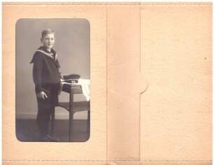 Foto Junge im Matrosenanzug