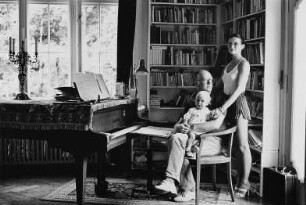 Familie Wefelmeyer (Komponist, Ärztin) im Arbeitszimmer des Komponisten