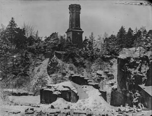 Friedrich-August-Turm : Rochlitzer Berg, Blick über den ehemaligen Seidelschen Steinbruch auf den Friedrich-August-Turm im Winter.
