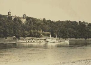 Dresden, Die Albrechtsschlösser über die Elbe gesehen, Dampfer "Leipzig" (1929, Werft Laubegast)