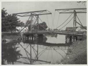 Ostpreußen. Lötzen. Die alte Kriegsbrücke überspannt den, von 1765-1772 erbauten, Lötzener Kanal. Im Hintergrund das Lötzener Schloss