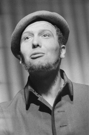 Szenenbilder aus "Amphitryon 38" von Jean Giraudoux. Kammerspiele (Deutsches Theater) Berlin, 16.10.1957 : Mit Wilhelm Koch-Hooge in der Titelrolle, Gisela Uhlen als Alkmene, Judith Harms als Ekklissa, Gisela May als Leda, Waldemar Schütz als Jupiter, Horst Drinda u. a.