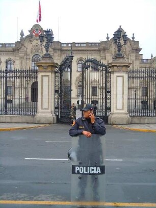Lima - Polizist telefoniert vor dem Präsidentenpalast : Ein Polizist telefoniert vor dem Präsidentenpalast. Aufgenommen am 27. August 2011 in der Altstadt von Lima
