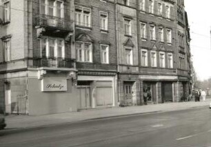 Dresden-Löbtau. Wohnhäuser mit Läden (Konsum Kunstgewerbe), Kesselsdorfer Straße 36/Wernerstraße 46. Ladenfront und Fenster (1.OG)