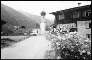 Partenen: Bauernhaus und Kirche