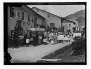 Reise nach Tirol. Straßenbild mit Prozession