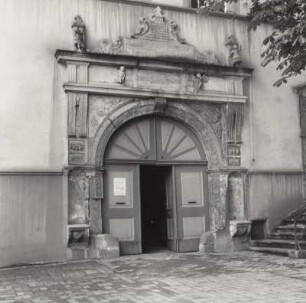 Bad Schmiedeberg. Rathaus (1570). Sitzischenportal
