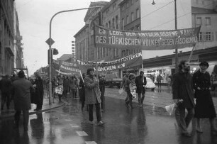 Demonstration der "patriotischen Einheitsfront für eine demokratische Türkei" in der Karlsruher Innenstadt