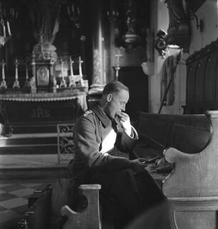 Hans-Adalbert von Stockhausen beim Frühstücken in einer Kirche (Aufnahme im Rahmen der Fotokampagne im besetzten Frankreich)