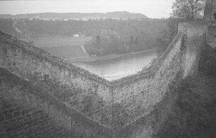 Burghausen: Blick über die Burgmauer auf den Wöhrsee