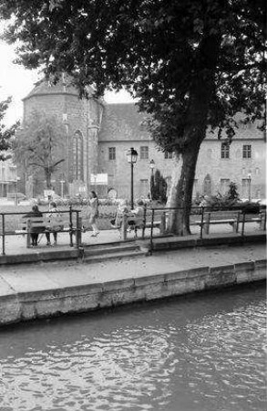Colmar: Außenansicht Unterlinden-Museum, Vordergrund Wasser