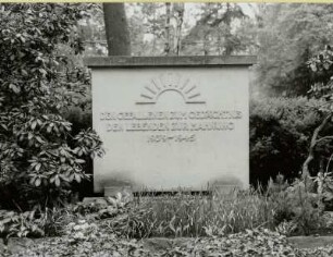 Denkmal und Grabkreuze für die Gefallenen des 2. Weltkrieges