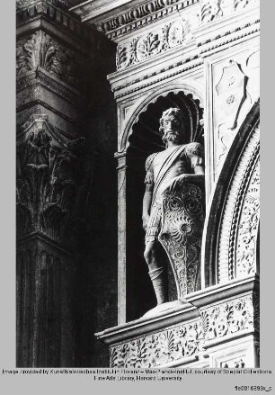 Grabmal des Dogen Pietro Mocenigo : Linker Pilaster : Krieger mit Prunkschild