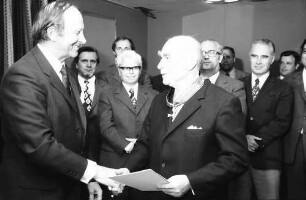 Freiburg: Hotel Stadt Freiburg; Bundesverdienstkreuz für Alfred Löffler MdL, überreicht durch Ministerpräsident Dr. Filbinger