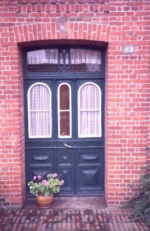 Lindenstraße 69: giebelständiges Bauernhaus: Straßenfront: Detailaufnahme: Eingangstür