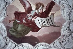 Innendekoration der Schlosskapelle — Deckendekoration der Schlosskapelle — Engel und Putti mit den Arma Christi unterhalb der Emporen — Engel mit dem Titulus crucis