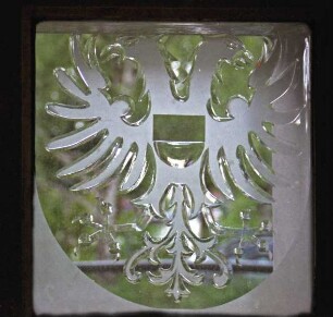 Kreistagssitzungssaal: Fensterfront: Wappen der Hansestadt Lübeck